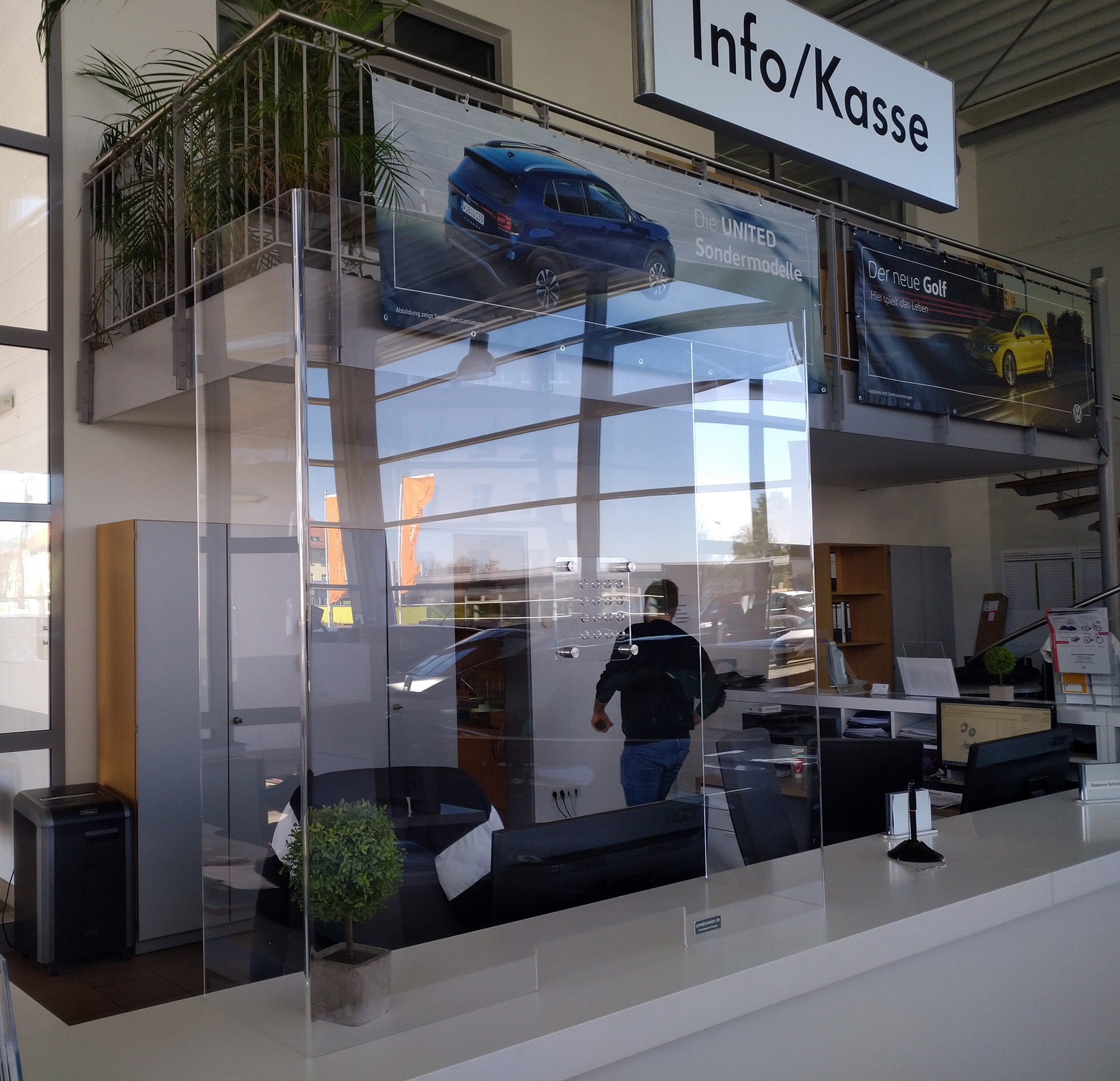 Spuckschutz aus Plexiglas